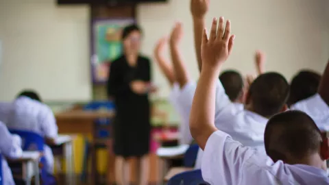 Alumnos en salón de clases a la espera de participar.