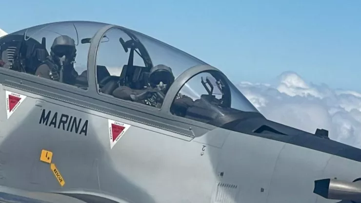 elementos de la Marina en una aeronave