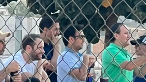 Imagen de Checo Pérez durante el partido de futbol de su hijo.jpg