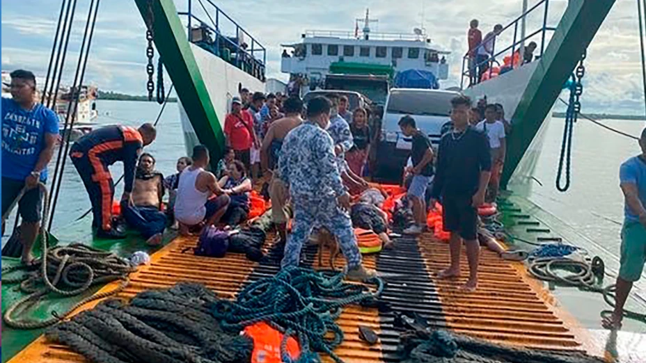 Pasajeros rescatados tras incendio de un ferry en Filipinas.