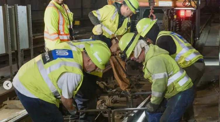 una vista de hombres del tránsito subterráneo trabajando