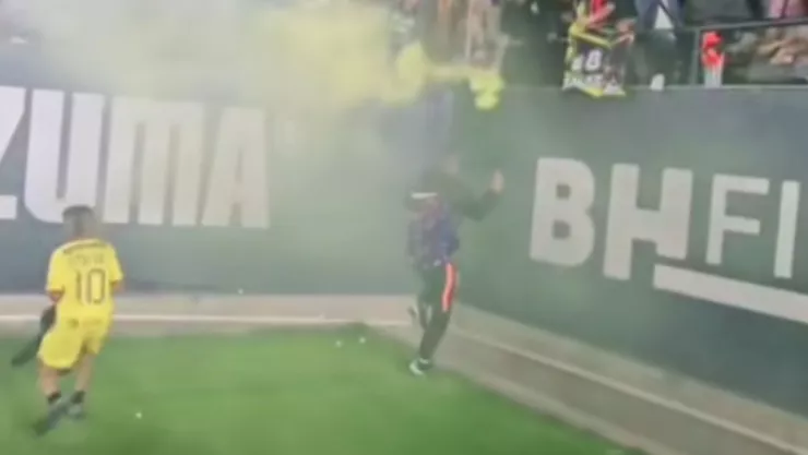 Momento inesperado: futbolista cae al vacío frente a la cámara en pleno juego