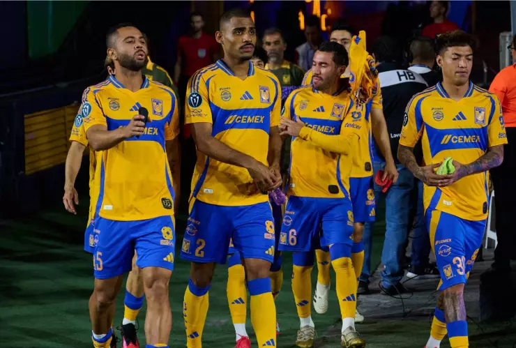 Jugadores de Tigres saliendo al Estadio Universitario