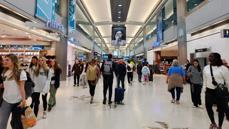 Pasillos con gente del aeropuerto de Miami.