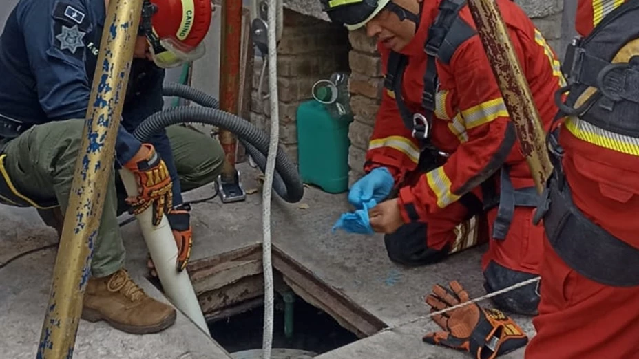 Rescatan inconsciente a un hombre de la cisterna de una casa en la 4 Norte en Puebla