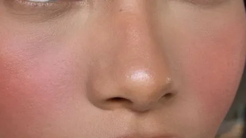 El maquillaje rosa satín da un aspecto natural para el día a día