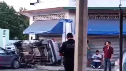 Se vuela el alto y provoca fuerte accidente que termina en volcadura