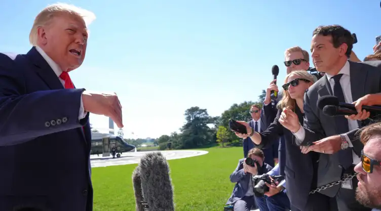 Donald Trump habla con periodistas en el Jardín Sur de la Casa Blanca.