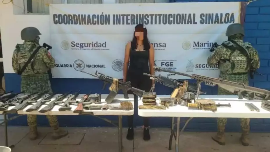 Armamento de alto poder, incluyendo un fusil Barrett .50, decomisado por militares tras enfrentamiento en Aguaruto, Culiacán