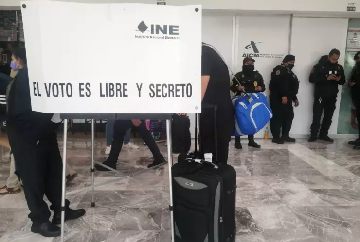 Ciudadanos participan en la Revocación de Mandato con maleta en mano