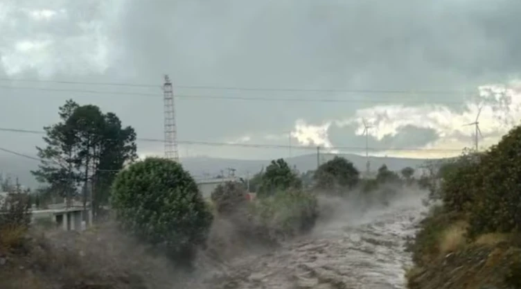 ¡VIDEO! ¡Río de agua y lodo! Barranca se desborda por intensa lluvia y bloquea autopista Puebla -Ver.jpg