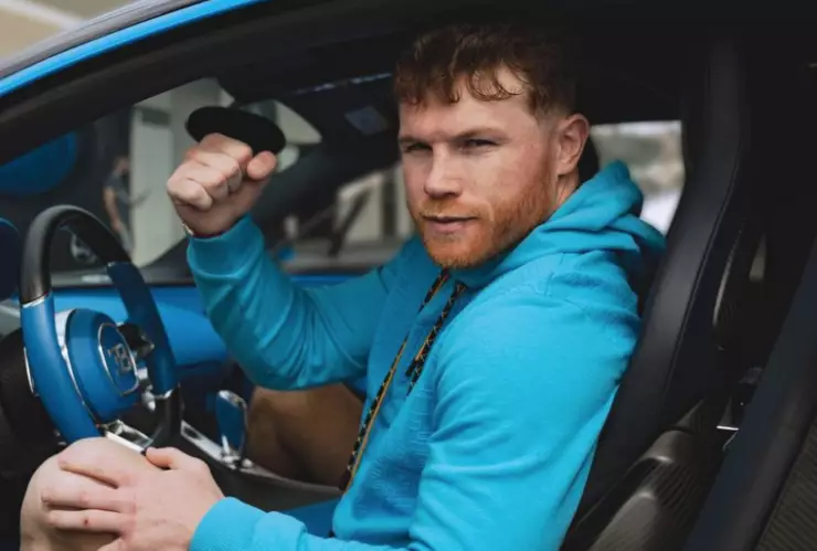 Canelo Álvarez en su Bugatti Chiron Azul, que vende