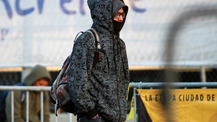 Capitalinos se protegen del frio 