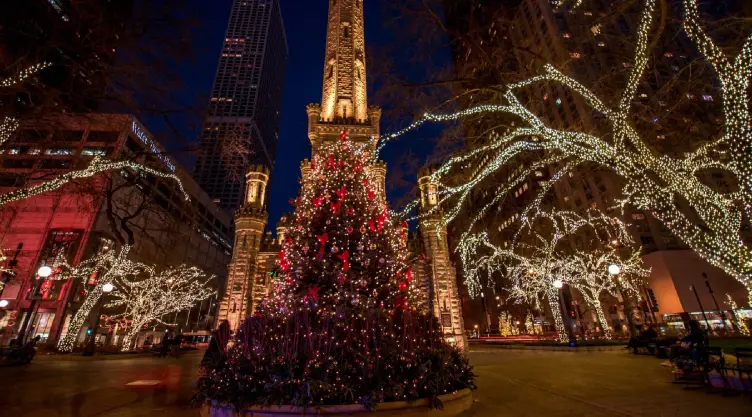 la ciudad pintada con luces navideñas