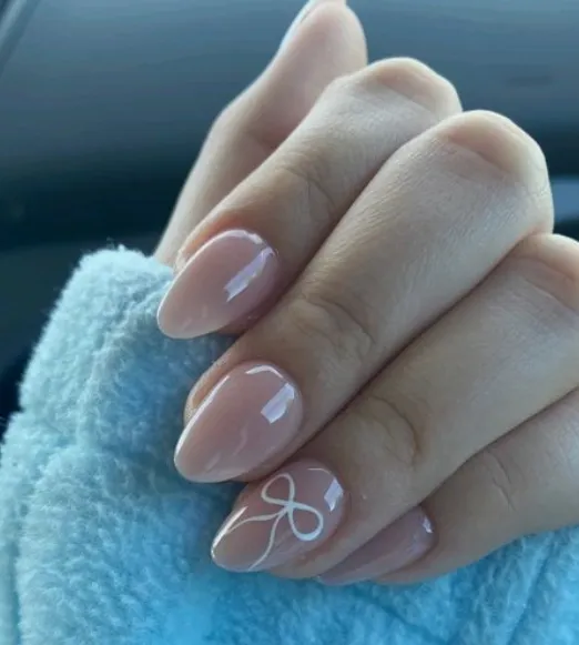 uñas con moños que se ven coquette y aesthetic