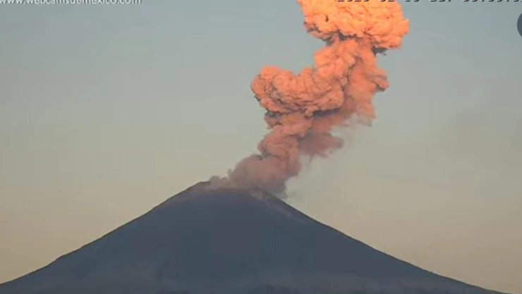 Sismo hace “vibrar” al Volcán Popocatépetl y emite kilométrica fumarola hoy martes