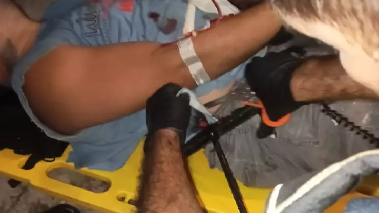 Hombre ebrio cae del techo de su casa y queda prensado en una REJA