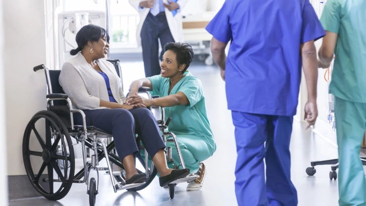 M&eacute;dica y paciente en un hospital