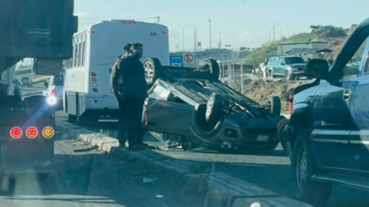Carambola provoca volcadura en libramiento Norponiente HOY miércoles 23 de octubre 2024