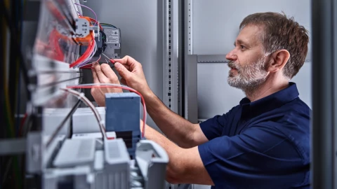 Consulado de EUA busca electricistas: Requisitos para ganar 280 mil pesos