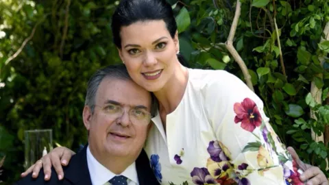 La historia de amor de Marcelo Ebrard y su esposa