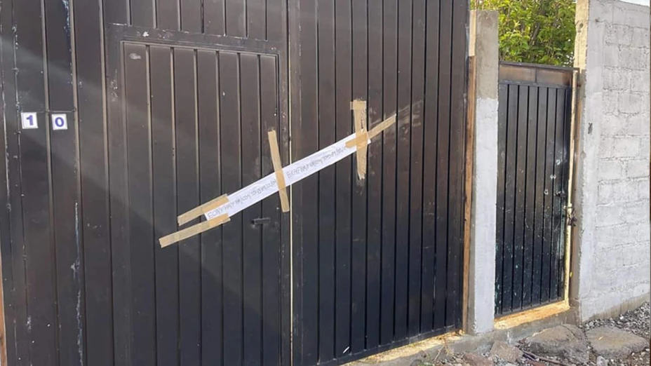 Puerta de casa de familia asesinada en Tultepec.