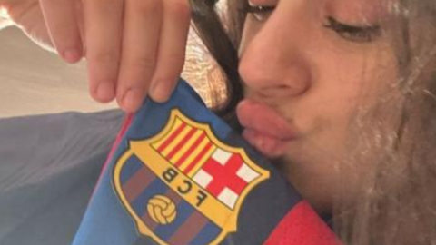 Rosalía besando el escudo del Barcelona