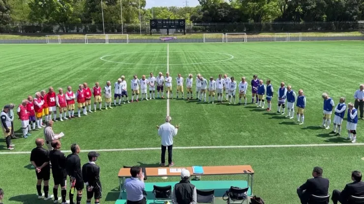 ¡Viejos los cerros! Japón presume liga de futbol para jugadores mayores de 80 años.