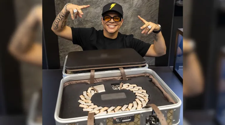 Eduin Caz presumiendo su nueva cadena de oro dentro de un maletín