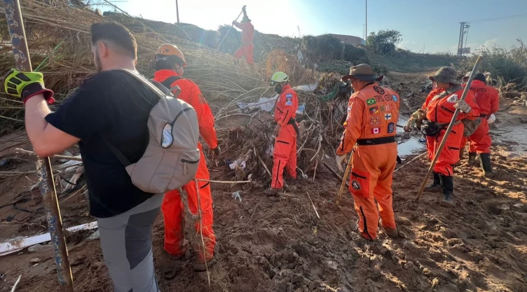 topos-azteca-buscan-menores-desaparecidos-inundaciones-valencia-video