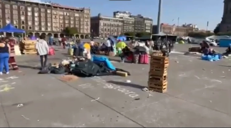 Integrantes de la CNTE comienzan a levantar campamento del Zócalo tras 20 días.jpg