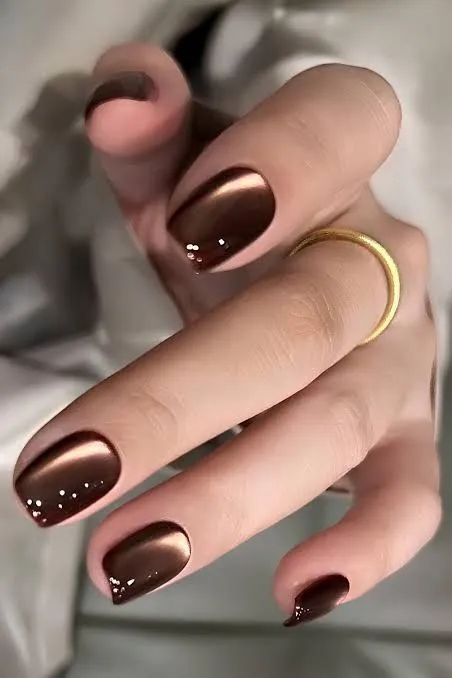 El acabado de uñas de cristal le da un toque más moderno a la manicura
