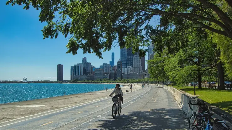Una mujer feliz usa su bicicleta en la vibrante ciudad de Chicago en Illinois