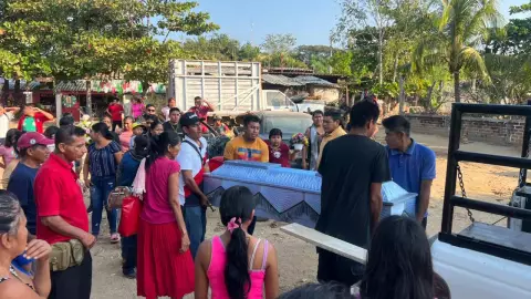 Despiden familiares y vecinos a Felicitas Villalba León, víctima del sismo de 6.5 registrado en San Marcos, Guerrero.