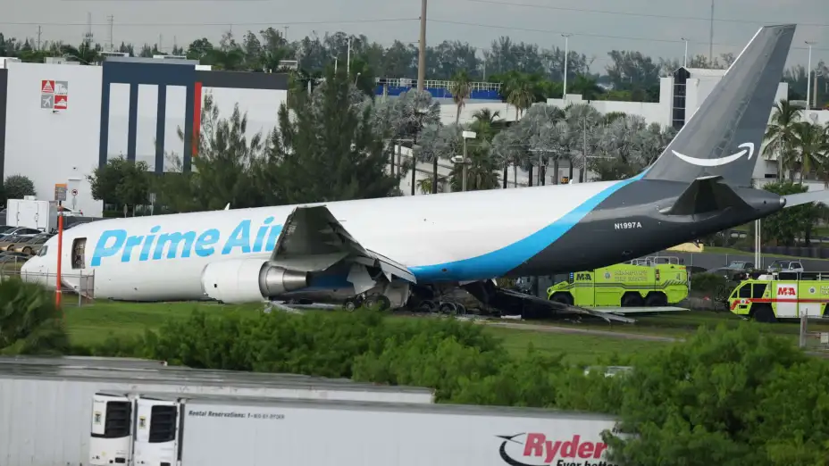Avión de Amazon accidentado en el Aeropuerto Internacional de Miami.