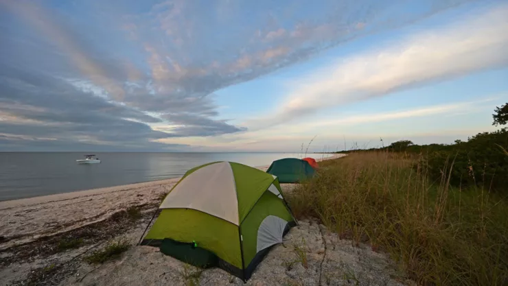 Personas acampan en una playa de Florida.