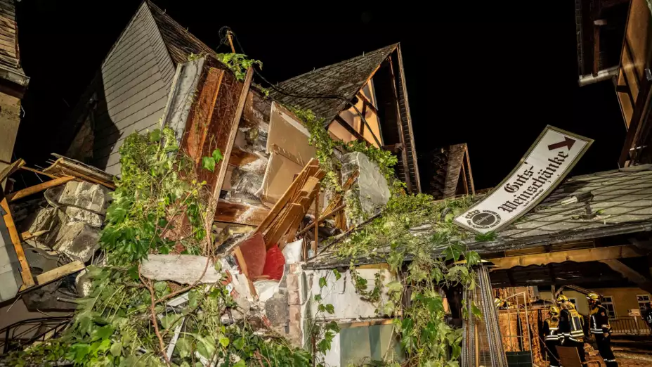 Derrumbe parcial de un hotel en Kroev, Alemania.