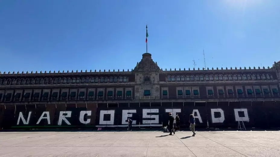 Vallas de Palacio Nacional pintadas como “Narcoestado"; incluyen lista de “narcopolíticos”