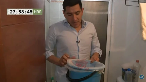 Otoniel sólo cuenta con una cubeta con una bolsa para hacer del baño.