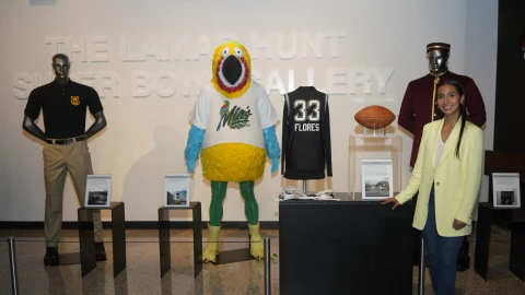 Diana Flores en el Salón de la Fama de la NFL.jpeg