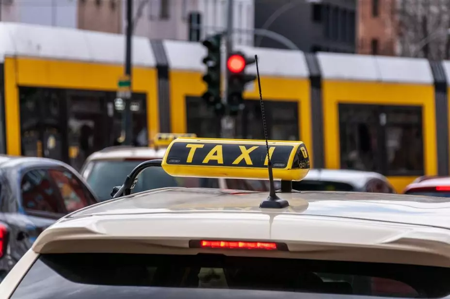 TAXI (2).jpg