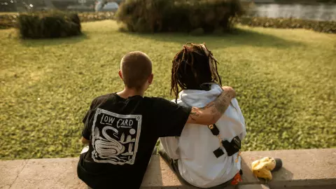 ABRAZO HOMBRES_PEXELS_Mental Health America (MHA)