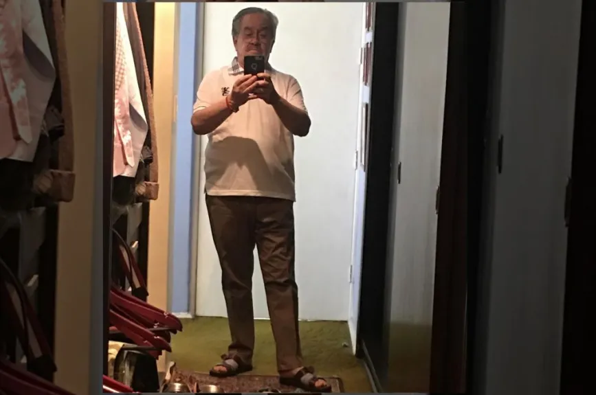 Pedrito selfie en el espejo.jpg