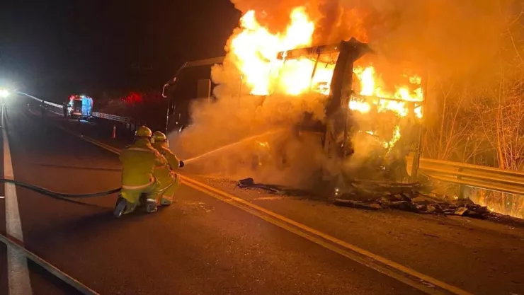 Se incendia autobús en autopista Mazatlán-Durango.