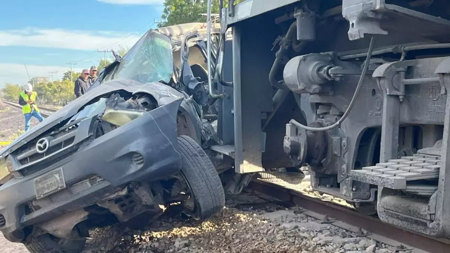 Mujer muere al ser embestida por el tren en Sinaloa; viajaba con su hijo