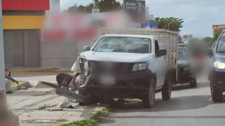 camioneta choca poste circuito colonias