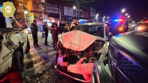 Patrullas de CDMX son impactadas por conductora en un punto de alcoholímetro.
