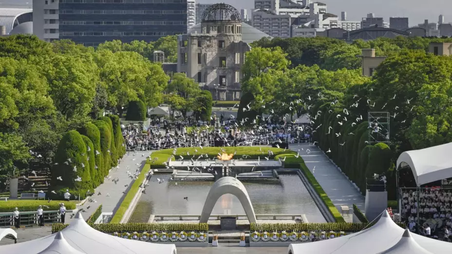 Monumento a las víctimas de la bomba atómica en el Parque de la Paz de Hiroshima.