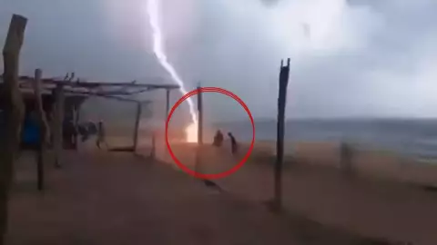 VIDEO_ Rayo mata a dos personas en playa Maruta de Michoacán