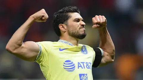 Henry Martin celebra su gol con América en el Estadio Azteca